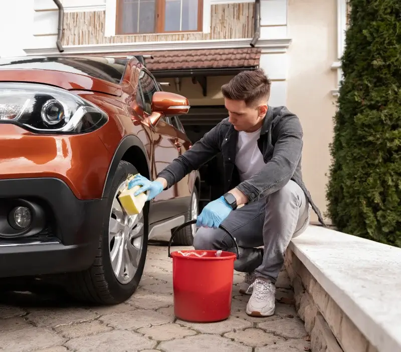 Lavage auto à domicile Preuilly-sur-Claise : professionnel intervenant sur un véhicule